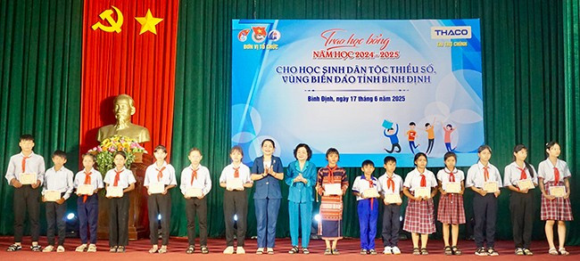 Tặng học bổng cho học sinh, sinh viên dân tộc thiểu số tại chương trình. Ảnh: D.L Tặng học bổng cho học sinh, sinh viên dân tộc thiểu số tại chương trình. Ảnh: D.L