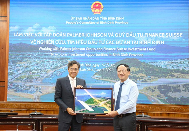 Tỉ phú Roland Kiran Staub nhận quà lưu niệm từ lãnh đạo tỉnh. Ảnh: T.SỸ