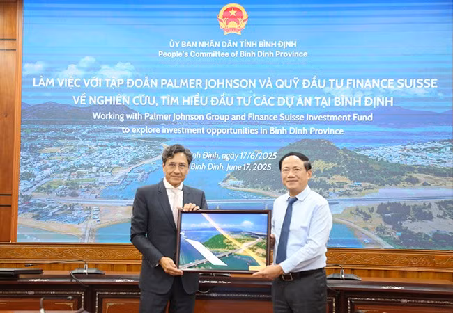 Tỉ phú Roland Kiran Staub nhận quà lưu niệm từ lãnh đạo tỉnh. Ảnh: T.SỸ