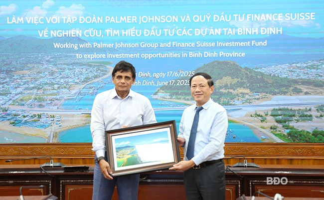 Chủ tịch UBND tỉnh Phạm Anh Tuấn tặng quà lưu niệm cho tỉ phú Timur Shahrukh Sheer Mohamed. Ảnh: T.SỸ