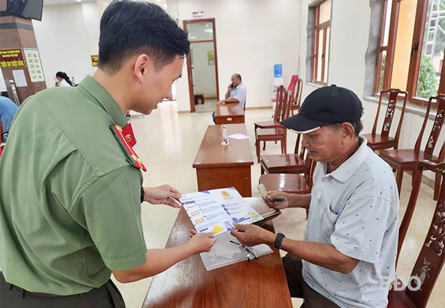 CA đẩy mạnh việc tuyên truyền các phương thức, thủ đoạn của tội phạm lừa đảo đến người dân. Ảnh: N.L