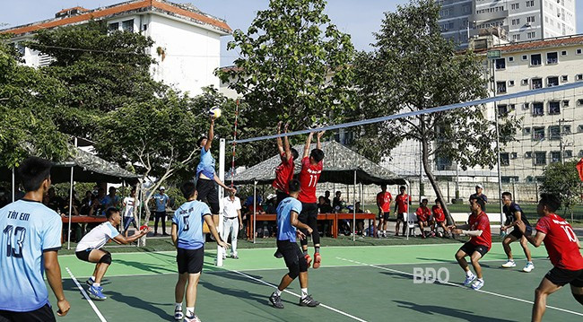 Thi đấu bóng chuyền giữa đội Bộ CHQS tỉnh Bình Định và Bộ CHQS TP Đà Nẵng. Ảnh: N.K