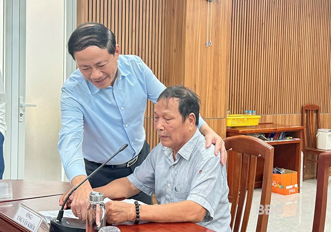 Chủ tịch UBND tỉnh Phạm Anh Tuấn động viên ông Khôi nên ủng hộ quyết định của tỉnh. Ảnh: K.A