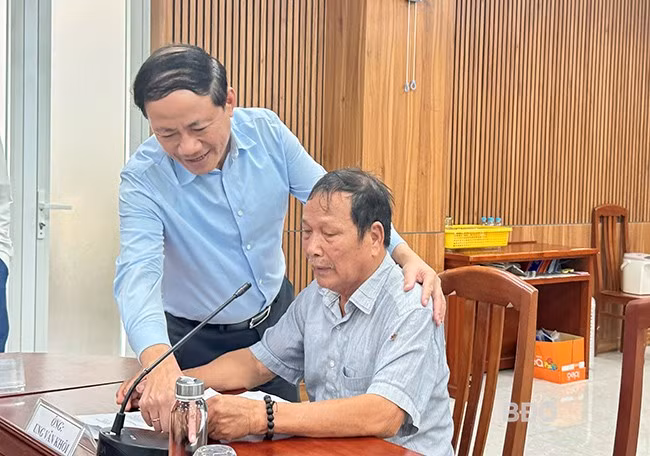 Chủ tịch UBND tỉnh Phạm Anh Tuấn động viên ông Khôi nên ủng hộ quyết định của tỉnh. Ảnh: K.A