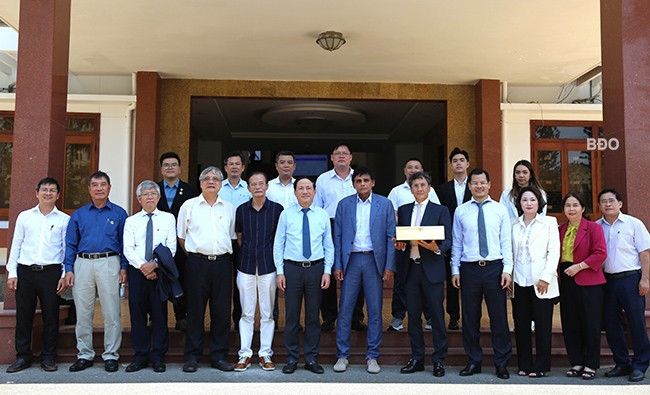 Các nhà đầu tư chụp ảnh lưu niệm cùng lãnh đạo tỉnh. Ảnh: T.SỸ