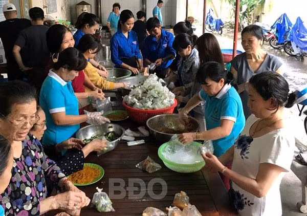 Chuẩn bị cơm cho bệnh nhân nghèo tại bếp ăn tình thương BVĐK tỉnh.