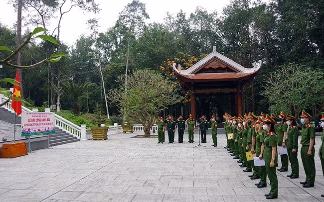 Ðoàn Thanh niên và Hội Phụ nữ Cục Cảnh sát quản lý hành chính về trật tự xã hội (Bộ Công an) tổ chức lễ báo công dâng Bác tại Khu di tích K9, tháng 3.2022. Ảnh Ngọc Hà.