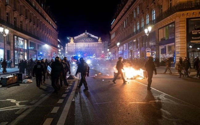 Biểu tình tại Pháp sau khi cải cách hưu trí được thông qua. Ảnh: Le Monde.