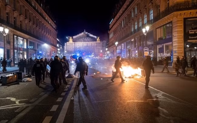 Biểu tình tại Pháp sau khi cải cách hưu trí được thông qua. Ảnh: Le Monde. Biểu tình tại Pháp sau khi cải cách hưu trí được thông qua. Ảnh: Le Monde.