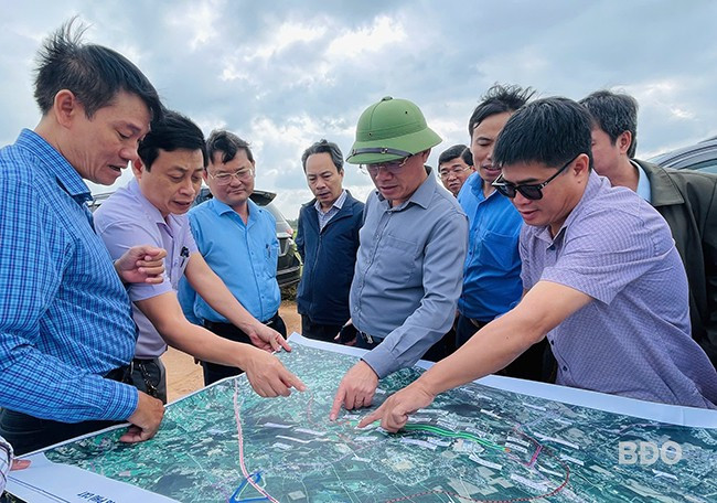 Đoàn công tác khảo sát khu giải phòng mặt bằng tại TX An Nhơn. Ảnh: HẢI YẾN Đoàn công tác khảo sát khu giải phòng mặt bằng tại TX An Nhơn. Ảnh: HẢI YẾN