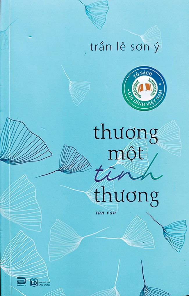 Thương một tình thương là tập tản văn thứ 2 của Trần Lê Sơn Ý. Ảnh: NGÔ PHONG