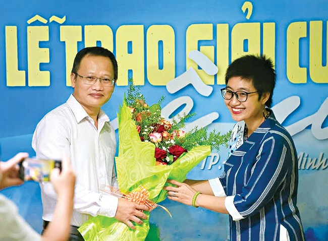 Nhà thơ, nhà báo Trần Lê Sơn Ý (bên phải) với vai trò Ban giám khảo tại cuộc trao giải cuộc thi viết “Về nhà” (do Chi nhánh miền Nam NXB Hội Nhà văn và trang vanvn.vn tổ chức). Ảnh: NVCC