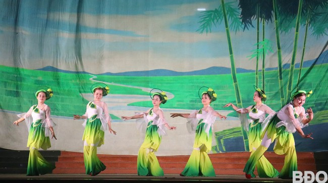 Tiết mục múa Hồn Việt do đoàn múa do đoàn ca kịch bài chòi biểu diễn. Ảnh: HỒ ĐIỆP