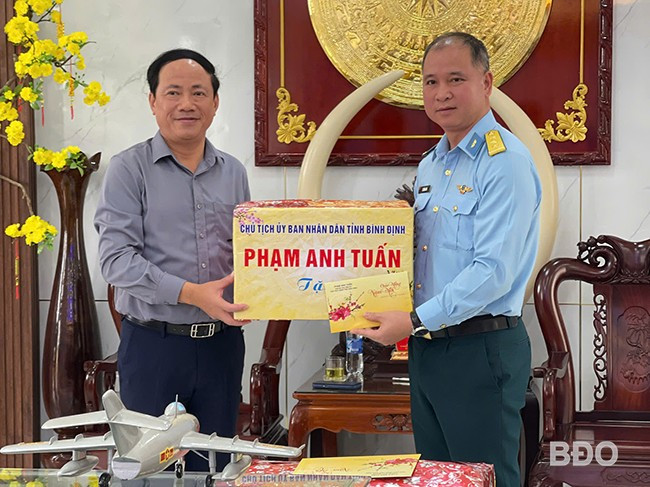 Chủ tịch UBND tỉnh Phạm Anh Tuấn (bìa trái) tặng quà cho đại diện Trung đoàn Không quân 925. Ảnh: HẢI YẾN Chủ tịch UBND tỉnh Phạm Anh Tuấn (bìa trái) tặng quà cho đại diện Trung đoàn Không quân 925. Ảnh: HẢI YẾN