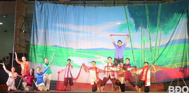 Tiết mục múa dân ca bài chòi Mùa xuân vươn khơi ấn tượng, đặc sắc mở đầu cho chương trình nghệ thuật. Ảnh: HỒ ĐIỆP