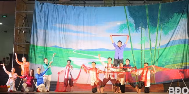 Tiết mục múa dân ca bài chòi Mùa xuân vươn khơi ấn tượng, đặc sắc mở đầu cho chương trình nghệ thuật. Ảnh: HỒ ĐIỆP