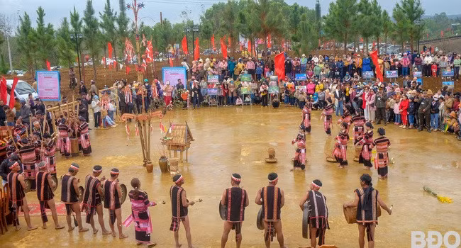 Tái hiện Lễ ăn cốm lúa mới. Ảnh: NGỌC NHUẬN