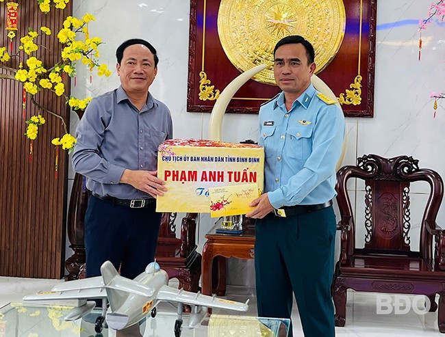 Chủ tịch UBND tỉnh Phạm Anh Tuấn (bìa trái) tặng quà cho đại diện Trung đoàn Không quân 940. Ảnh: HẢI YẾN Chủ tịch UBND tỉnh Phạm Anh Tuấn (bìa trái) tặng quà cho đại diện Trung đoàn Không quân 940. Ảnh: HẢI YẾN