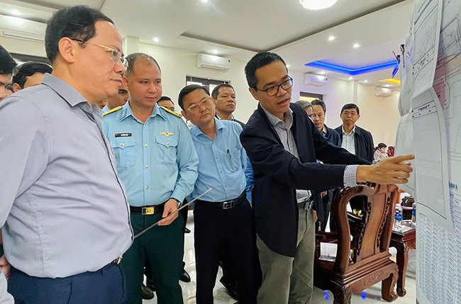 Đoàn công tác làm việc với Trung đoàn Không quân 925 và 940 về công tác triển khai thực hiện Dự án.Ảnh: HẢI YẾN Đoàn công tác làm việc với Trung đoàn Không quân 925 và 940 về công tác triển khai thực hiện Dự án.Ảnh: HẢI YẾN