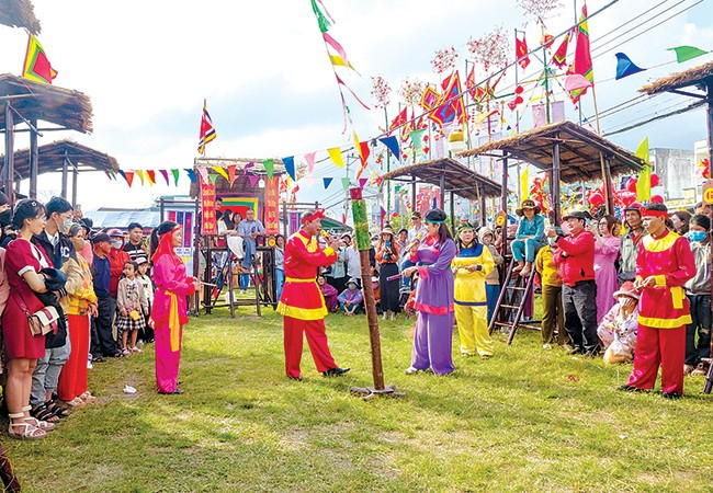 “Thượng chòi” đầu năm trẩy hội xuân chợ Gò ở Tuy Phước. Ảnh: NGỌC NHUẬN