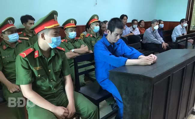 Ân hận với những gì đã gây ra, hầu như suốt phiên xử, Tám đều cúi mặt, thi thoảng lại đưa tay lau đi những giọt nước mắt. Ảnh: K.A