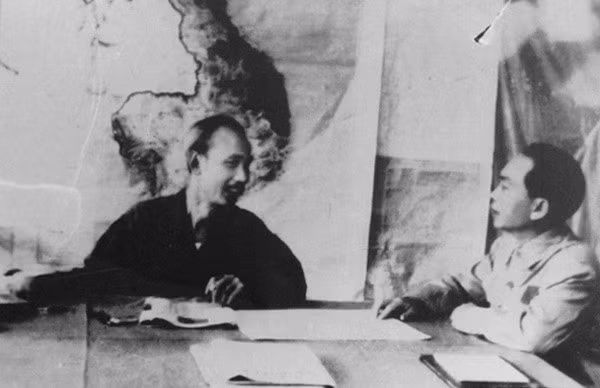 Đại tướng Võ Nguyên Giáp báo cáo tình hình chiến dịch Điện Biên Phủ với Chủ tịch Hồ Chí Minh. Ảnh Tư liệu