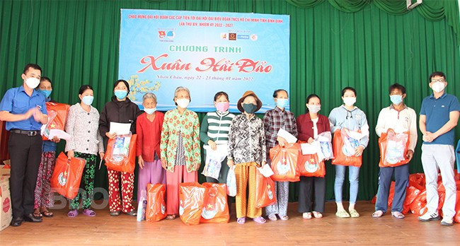 Ban Thường vụ Tỉnh đoàn trao tặng quà cho các hộ gia đình chính sách tại xã Nhơn Châu. Ảnh: CHƯƠNG HIẾU Ban Thường vụ Tỉnh đoàn trao tặng quà cho các hộ gia đình chính sách tại xã Nhơn Châu. Ảnh: CHƯƠNG HIẾU