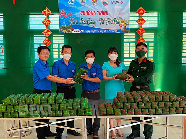 Ban Thường vụ Tỉnh đoàn trao tặng bánh tét cho Đoàn Thanh niên xã, Đại đội hỗn hợp D30 nấu và tặng bánh cho người dân tại xã. Ảnh: CHƯƠNG HIẾU Ban Thường vụ Tỉnh đoàn trao tặng bánh tét cho Đoàn Thanh niên xã, Đại đội hỗn hợp D30 nấu và tặng bánh cho người dân tại xã. Ảnh: CHƯƠNG HIẾU