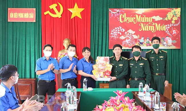 Đoàn đến thăm và tặng quà Tết các cán bộ, chiến sĩ Đồn Biên phòng Nhơn Châu. Ảnh: CHƯƠNG HIẾU Đoàn đến thăm và tặng quà Tết các cán bộ, chiến sĩ Đồn Biên phòng Nhơn Châu. Ảnh: CHƯƠNG HIẾU