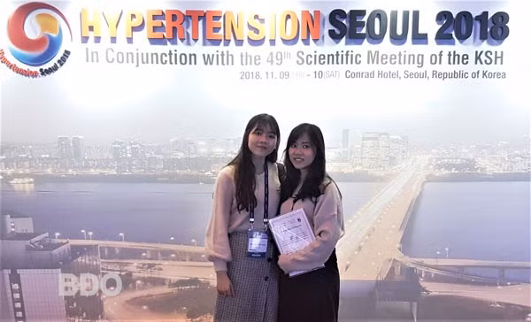 Phan Nam Bảo Ngân (trái) đã được mời sang Hàn Quốc để báo cáo dự án của mình.