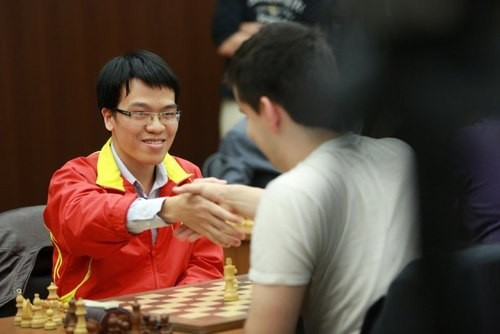 Lê Quang Liêm bắt tay đối thủ sau chiến thắng. Ảnh: FIDE. Lê Quang Liêm bắt tay đối thủ sau chiến thắng. Ảnh: FIDE.