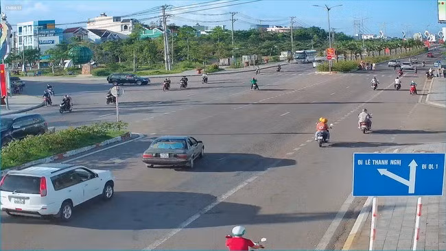 Một nút giao thông hỗn hợp phức tạp tại TP Quy Nhơn, nơi người tham gia giao thông cần đi đúng phần đường, làn đường để hạn chế ùn tắc giao thông và TNGT. Ảnh: K.A Một nút giao thông hỗn hợp phức tạp tại TP Quy Nhơn, nơi người tham gia giao thông cần đi đúng phần đường, làn đường để hạn chế ùn tắc giao thông và TNGT. Ảnh: K.A