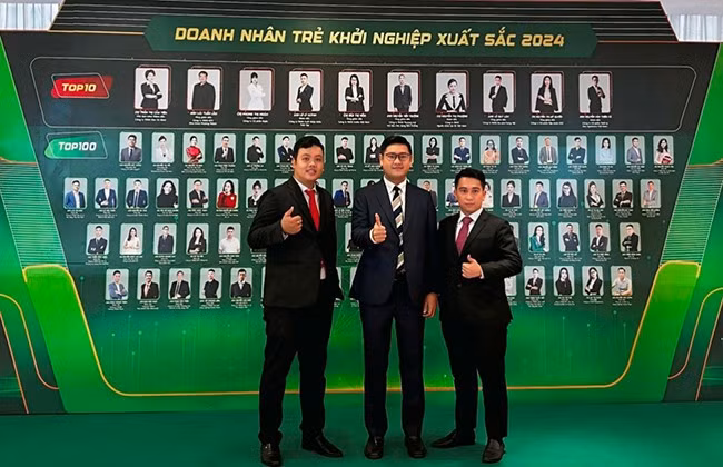 Doanh nhân Lê Duy Lân, Tổng Giám đốc Công ty TNHH Du lịch Trung Hội (bìa phải) và doanh nhân Ngô Thế Long, Giám đốc Công ty TNHH Thương mại và Dịch vụ HNLP (bìa trái) chụp hình lưu niệm cùng Chủ tịch Hội Doanh nhân trẻ Bình Định Vũ Hồng Quân tại lễ trao giải tại Hà Nội. Ảnh: NVCC.