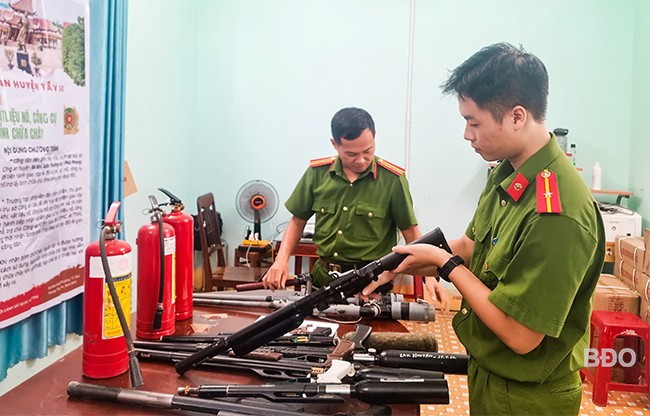 CA huyện Tây Sơn phát động chương trình “Đổi vũ khí, vật liệu nổ, công cụ hỗ trợ lấy bình chữa cháy” cho người dân. Ảnh: ĐVCC