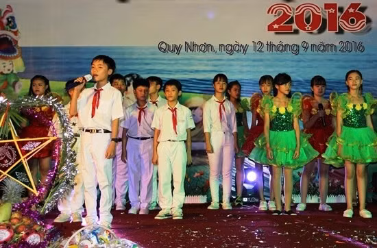 Minh Nhật (đứng riêng hàng đầu, cầm micro) hát chính trong một tiết mục văn nghệ mừng Trung thu 2016 - chương trình do Trung tâm VH-TT&TT Quy Nhơn cùng Sở LĐ-TB&XH phối hợp tổ chức. Minh Nhật (đứng riêng hàng đầu, cầm micro) hát chính trong một tiết mục văn nghệ mừng Trung thu 2016 - chương trình do Trung tâm VH-TT&TT Quy Nhơn cùng Sở LĐ-TB&XH phối hợp tổ chức.