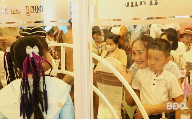 Đồng hành cùng các kỳ thủ nhí là gia đình, trong những phút giải lao ngắn ngủi giữa các ván đấu, các bé được gia đình động viên, tiếp thêm tinh thần thi đấu những ván tiếp theo. Đồng hành cùng các kỳ thủ nhí là gia đình, trong những phút giải lao ngắn ngủi giữa các ván đấu, các bé được gia đình động viên, tiếp thêm tinh thần thi đấu những ván tiếp theo.