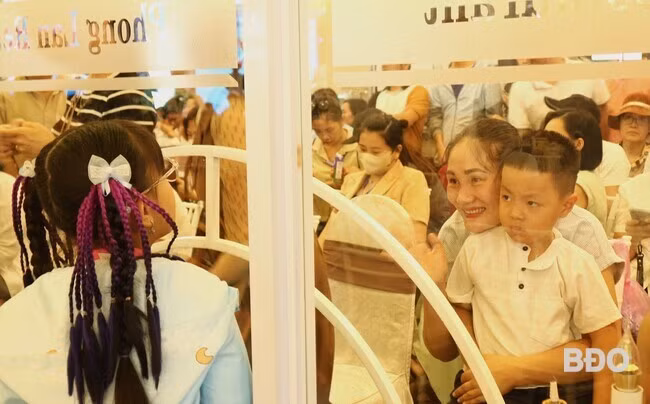 Đồng hành cùng các kỳ thủ nhí là gia đình, trong những phút giải lao ngắn ngủi giữa các ván đấu, các bé được gia đình động viên, tiếp thêm tinh thần thi đấu những ván tiếp theo.