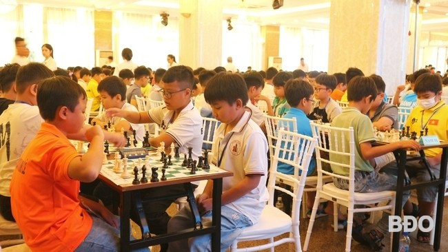 Giải gồm các nội dung: Cá nhân nam, cá nhân nữ, đồng đội nam, đồng đội nữ gồm các nhóm tuổi 6, 7, 8, 9, 10, 11, 13, 15 và bảng đội tuyển gồm các nhóm tuổi 8, 10, 12, 14, 16, 18, ở cả 2 nội dung cờ nhanh và cờ chớp. Các VĐV thi đấu theo thể thức hệ Thụy Sỹ 7 ván. Với vai trò là chủ nhà, đoàn Bình Định tham dự giải với số lượng đông đảo - 137 VĐV (trong đó có 118 VĐV phong trào, 6 VĐV đội tuyển và 13 VĐV đội năng khiếu). Các VĐV phong trào tham gia bằng nguồn kinh phí xã hội hóa, có thêm cơ hội cọ xát với các đơn vị khác để phát triển tài năng. Giải gồm các nội dung: Cá nhân nam, cá nhân nữ, đồng đội nam, đồng đội nữ gồm các nhóm tuổi 6, 7, 8, 9, 10, 11, 13, 15 và bảng đội tuyển gồm các nhóm tuổi 8, 10, 12, 14, 16, 18, ở cả 2 nội dung cờ nhanh và cờ chớp. Các VĐV thi đấu theo thể thức hệ Thụy Sỹ 7 ván. Với vai trò là chủ nhà, đoàn Bình Định tham dự giải với số lượng đông đảo - 137 VĐV (trong đó có 118 VĐV phong trào, 6 VĐV đội tuyển và 13 VĐV đội năng khiếu). Các VĐV phong trào tham gia bằng nguồn kinh phí xã hội hóa, có thêm cơ hội cọ xát với các đơn vị khác để phát triển tài năng.