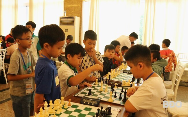 Sau khi kết thúc ván 4, các kỳ thủ nhí tự rủ nhau giao lưu tiếp. Sau khi kết thúc ván 4, các kỳ thủ nhí tự rủ nhau giao lưu tiếp.