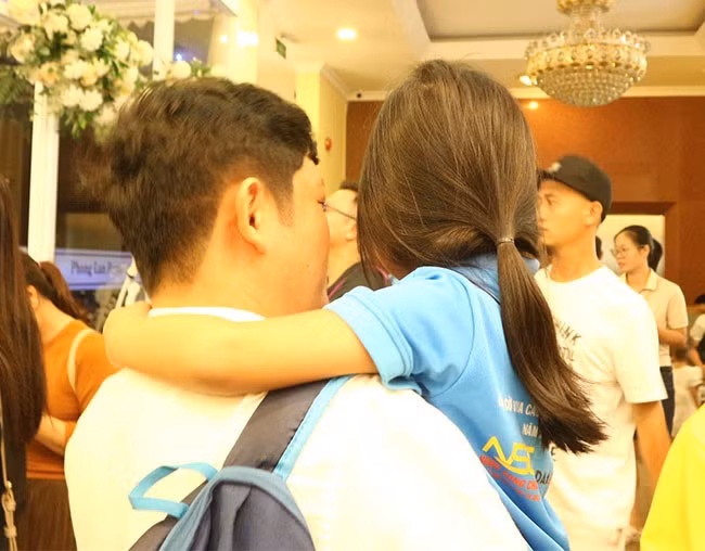 Nhiều VĐV lần đầu tham dự giải đấu nên luôn có phụ huynh bên cạnh để động viên, nhất là sau những ván đấu không thành công.