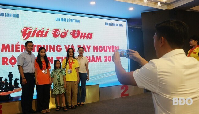 Gia đình các kỳ thủ chụp ảnh kỷ niệm, lưu giữ khoảnh khắc vui vẻ cùng nhau. Gia đình các kỳ thủ chụp ảnh kỷ niệm, lưu giữ khoảnh khắc vui vẻ cùng nhau.