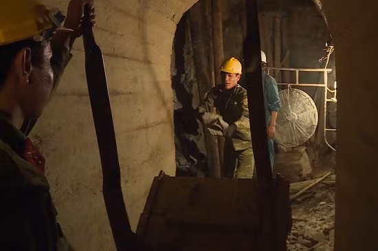 Chiến sĩ Đại đội Công binh thi công công trình phòng thủ. Chiến sĩ Đại đội Công binh thi công công trình phòng thủ.