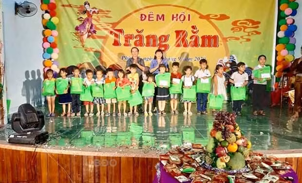 Lãnh đạo Huyện ủy và UBND huyện tặng quà cho các em thiếu nhi có hoàn cảnh khó khăn xã Mỹ Thành. Ảnh Văn Tố