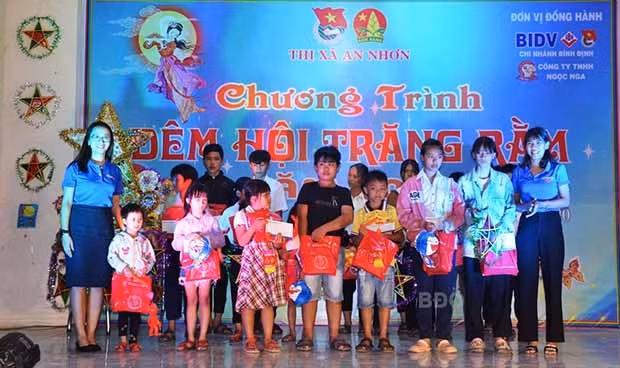 Đêm hội trăng rằm mang niềm vui đến cho trẻ em TX An Nhơn. Ảnh Hằng Nguyễn