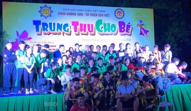 Chi hội Bảo trợ bệnh nhân nghèo Sen Việt trao quà cho các cháu. Ảnh Nguyễn Hằng