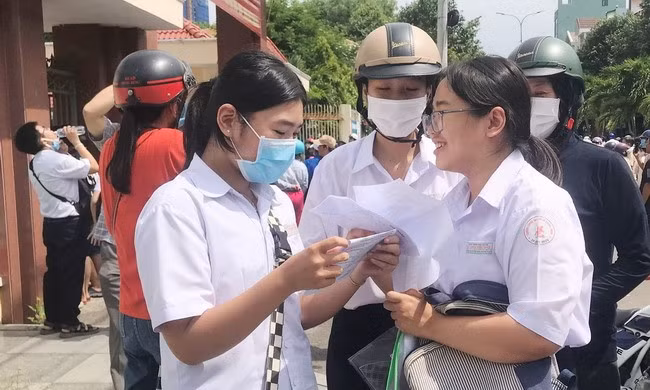 Thí sinh dự thi tại hội đồng thi Trường Quốc học Quy Nhơn vui vẻ sau khi kết thúc bài thi Ngữ văn, sáng 5.6. Ảnh: T.DỊU