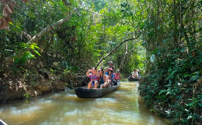 Du khách vừa đi thuyền, vừa check-in đường vào khu du lịch Hầm Hô. Ảnh: Nguyên Sương