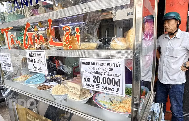 Quán bánh mì Tân Gia Lợi (TP Quy Nhơn) niêm yết rõ ràng giá bán 20.000 đồng/ổ bánh mì (tăng 5.000 đồng/ổ so với ngày thường) từ ngày 26 tháng Chạp đến mùng 7 tháng Giêng. Ảnh: H.THU
