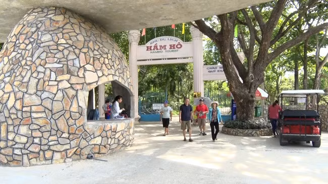 Du khách vào tham quan Hầm Hô. Ảnh Phan Tuấn