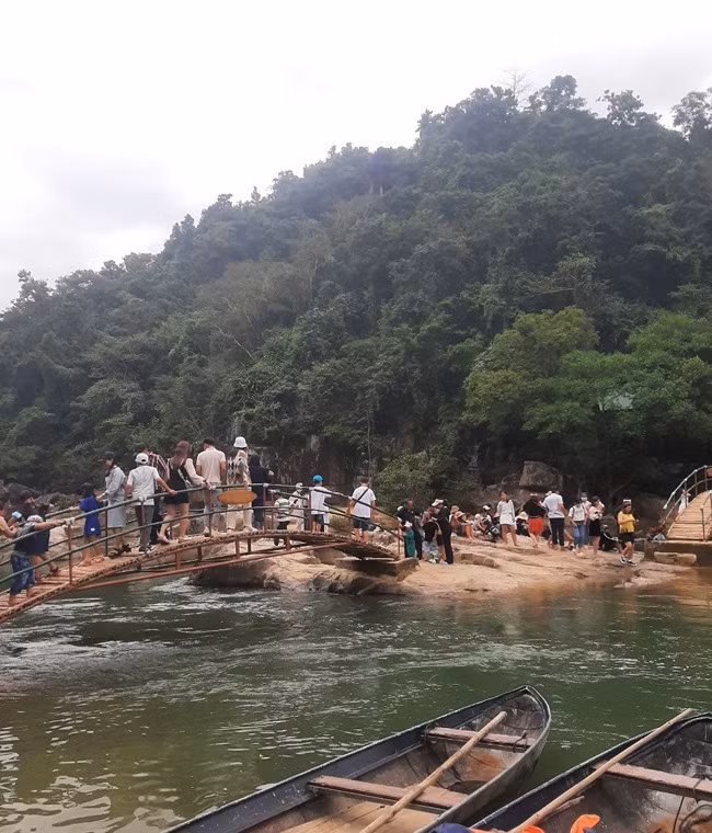 Du khách đến với Khu du lịch Hầm Hô sẽ được cung cấp các dịch vụ ẩm thực từ thiên nhiên đặc hữu tại Hầm Hô hay ở Tây Sơn như cá mương chiêng, cá niên nướng…